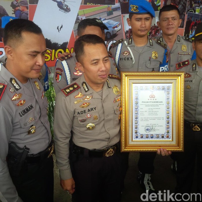 Cerita Kapolres Cimahi yang Menolong Balita Penderita Tumor Mata