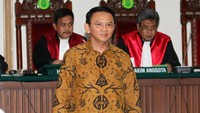 Hadiri sidang lanjutan dugaan penistaan agama, Ahok tersenyum ke arah kamera media yang tengah meliput. Pool/Irwan.