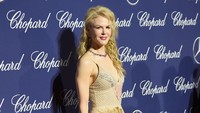 Nicole Kidman tampil dengan dress berwarna emas bermotif. Frazer Harrison/Getty Images/detikFoto.