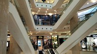Mal ini total memiliki 7 lantai, termasuk basement. Setiap lantainya dipenuhi oleh outlet barang-barang mewah. Dari tas wanita, jam tangan pria, hingga produk fashion pun ada (Wahyu/detikTravel)