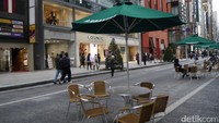 Nah selain belanja, wisatawan juga banyak yang asyik foto-foto. Mumpung CFD, mereka bisa bebas berfoto hingga di tengah jalanan Ginza (Kurnia/detikTravel)