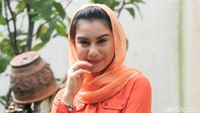 Bella terlihat cantik dengan pashmina dan kemeja berwarna oranye dan rok merah. Pool/Ismail/detikFoto.
