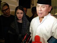 Istri Dodi Triono, Elsya Agnesya Kalangi, memilih tak berbicara ke media. Dia berdiri di sisi kanan Kapolda Metro Jaya Irjen M Iriawan 