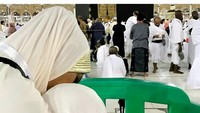 Sukacita Jupe usai melakukan tawaf. (Dok. Instagram/juliaperrezz)