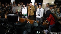 Ahok menyebut Novel malu mengakui pernah kerja di restoran AS, sehingga menulis pernah bekerja di Fitsa Hats.