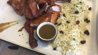 Baby Roasted Chicken juga menarik selera. Dibuat dari ayam kampung yang dimarinasi 4 jam lalu dipanggang 15 menit sebelum disajikan. Pelengkapnya nasi basmati dan chicken gravy di sisiannya.