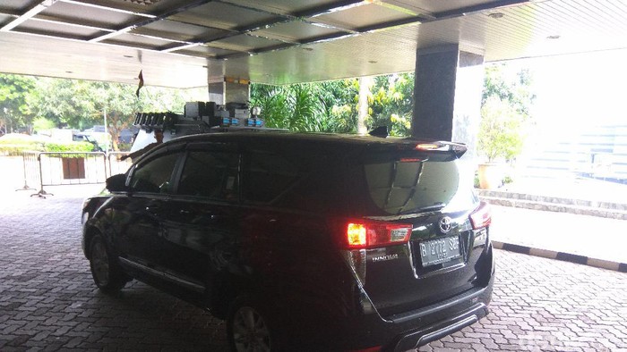 Berbatik Cokelat, Ahok Tiba di Gedung Kementan