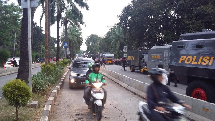Imbas Sidang Ahok, Lalin di Depan Gedung Kementan Tersendat