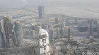 Tepat di depan mata adalah Teluk Arab, tengah-tengahnya perkotaan dan belakangnya gurun pasir. Area observatorium outdoor dilengkapi dengan kaca yang jernih, sehingga kita tidak akan tertempa angin kencang dan bisa memandangi panorama dengan nyaman (Afif/detikTravel)