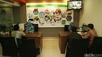 Petugas BNI Syariah melayani nasabah.