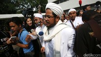 Habib Muchsin berjalan menuju mobilnya.