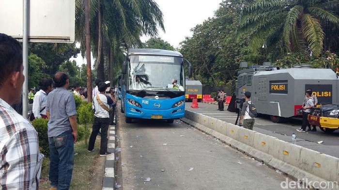 Massa Berkurang, Jalur TransJ di Depan Kementan Kembali Dibuka