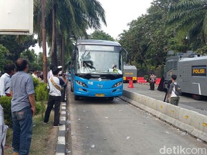 Massa Berkurang, Jalur TransJ di Depan Kementan Kembali Dibuka