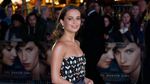 Angelina Jolie Vs Alicia Vikander, Siapa Lebih Cantik?