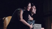 Lucu! Andrea terlihat happy saat berfoto bersama suaminya itu. Dok. Instagram/andreadianbimo
