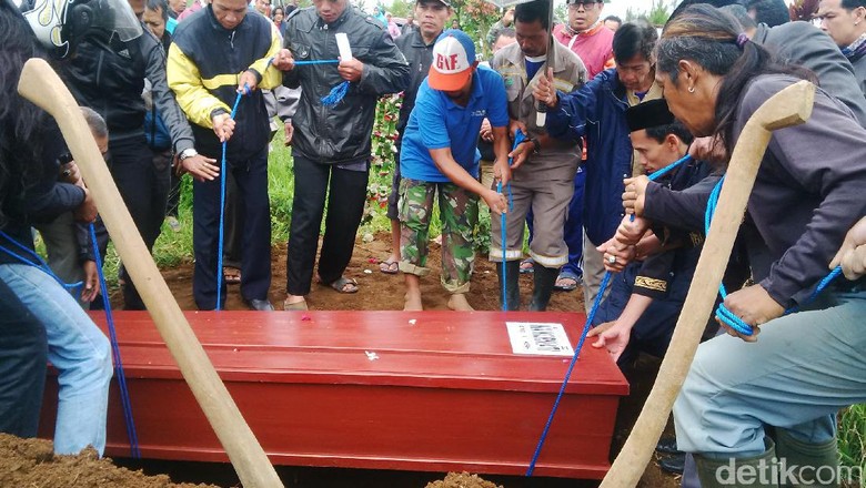 Nia Kurniati Korban Kebakaran KM Zahro Dimakamkan di Lembang Nia Kurniati Korban Kebakaran KM Zahro Dimakamkan di Lembang