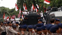 Massa pro-Ahok berada di sebelah kiri gedung dan massa GNPF berada di sebelah kanan. Kedua massa ini dipisahkan kendaraan barracuda dan kendaraan kepolisian. 