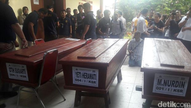 Polisi Serahkan 5 Jenazah KM Zahro Kepada Keluarga Korban
