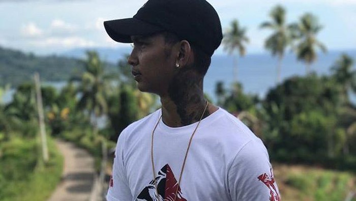 Protes tetap harus menggunakan kata-kata yang bijak. Foto: Instagram Young Lex Protes tetap harus menggunakan kata-kata yang bijak. Foto: Instagram Young Lex