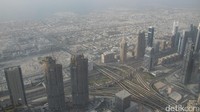 Begitu sampai di At The Top, terlihat panorama Dubai dari ketinggian. Jalan raya, gedung-gedung pencakar langit terlihat seperti miniatur saja (Afif/detikTravel)