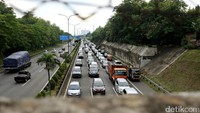 Kemacetan panjang tersebut berimbas dari sidang terdakwa Basuki Tjahaja Purnama (Ahok) di Gedung Kementerian Pertanian, Jakarta Selatan.