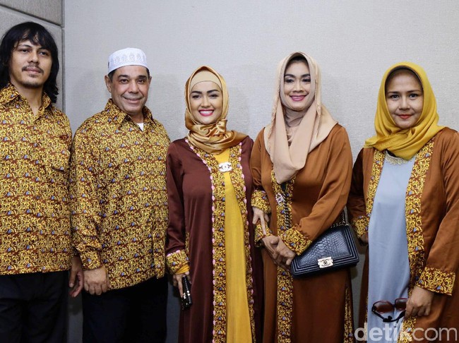 Diketahui, Syahrini bukan satu-satunya selebriti yang pernah diberangkatkan First Travel untuk umrah. Ria Irawan dan almarhumah Julia Perez juga termasuk di antaranya. (Foto: Ismail/detikHOT)