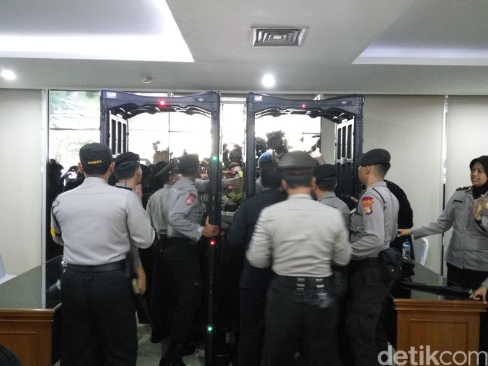 Sempat Terjadi Keributan di Depan Pintu Ruang Sidang Ahok