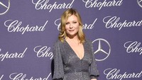 Kirsten Dunst tampil dengan plunging dress sequin berwarna abu-abu. Frazer Harrison/Getty Images/detikFoto.