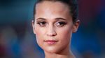 Angelina Jolie Vs Alicia Vikander, Siapa Lebih Cantik?