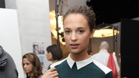 Wanita yang mengawali karier sebagai balerina itu menapaki Hollywood setelah sukses di film Ex Machina pada 2015 lalu. Charles Leonio/Getty Images for Guess/detikFoto.
