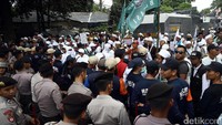Dua massa yang terdiri atas kelompok pro-Ahok dan massa yang berasal dari GNPF MUI ikut meramaikan luar ruang sidang. 