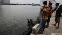 Bangkai kapal tersebut masih menjadi tontonan warga.