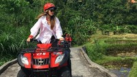 Kelahiran 17 Agustus 1993 itu sangat menikmati panorama dengan mengendarai ATV. Dok. Instagram/claurakiehl