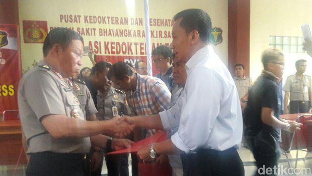 Polisi Serahkan 5 Jenazah KM Zahro Kepada Keluarga Korban