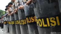Mereka saling merapatkan barisan.