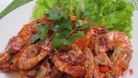 Jika suka yang aromatik, udang goreng kecombrang bisa jadi pilihan. Kecombrang yang renyah segar dengan aroma harum cocok dipadu dengan udang. Cek cara membuatnya di sini! Foto: Detikfood