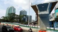 Sejumlah kendaraan melintas di sekitar proyek simpang susun Semanggi.