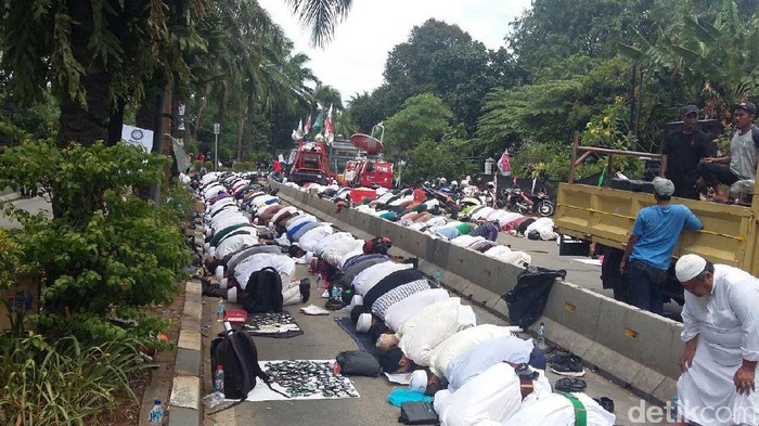 Di Sela Aksi, Pendemo Sidang Ahok Salat Berjemaah di Depan Kementan