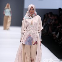 Koleksi Ria Miranda for Blibli.com mengusung tema Foresta di Jakarta Fashion Week 2017. Senayan City. Jakarta. [Foto: Mohammad Abduh/Wolipop]