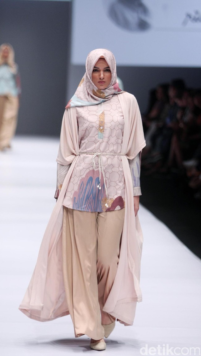 Koleksi Ria Miranda for Blibli.com mengusung tema Foresta di Jakarta Fashion Week 2017. Senayan City. Jakarta. [Foto: Mohammad Abduh/Wolipop]