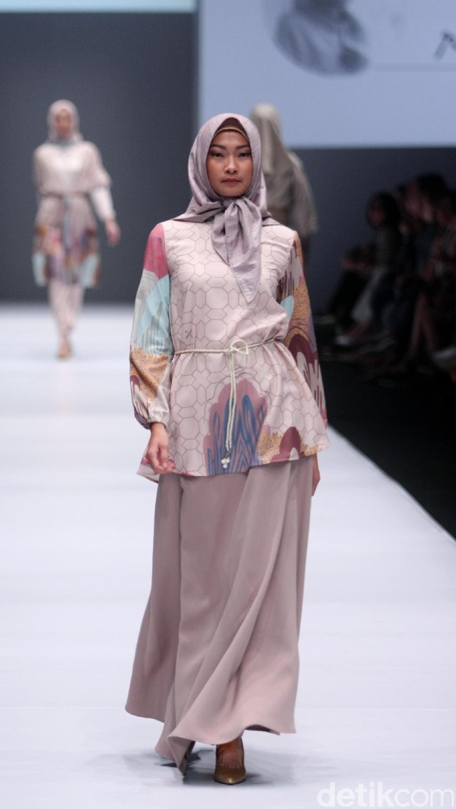 Koleksi Ria Miranda for Blibli.com mengusung tema Foresta di Jakarta Fashion Week 2017. Senayan City. Jakarta. [Foto: Mohammad Abduh/Wolipop]