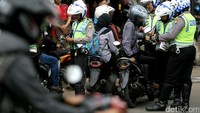 Polisi menilang pengendara yang melanggar lalu lintas.