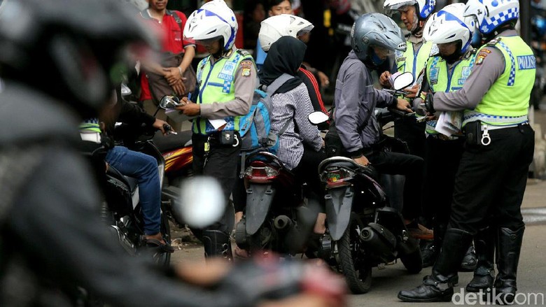 Viral Kisah Bocah Nangis Saat Ditilang Berujung Dapat Sepeda Viral Kisah Bocah Nangis Saat Ditilang Berujung Dapat Sepeda