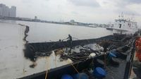 Bangkai Kapal KM Zahro yang Terbakar Ditarik ke Dok Kali Asin