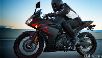 Mesin 321 cc inline twin cylinder yang dikawinkan 6 percepatan, yang mampu menyemburkan 42 PS di 10.750 rpm dan torsi mencapai 29,6 Nm di 9.000 rpm. Mesin yang ditawarkan bakal lebih irit 23,8 km/liter.