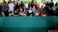 Keluarga Asep Rahmat Fajar mengantarkan Asep pada peristirahatan terakhir.