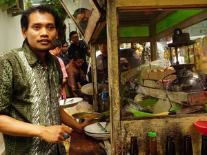 Cerita Nurhadi yang Nasi Gorengnya Mendadak Dipesan Jokowi