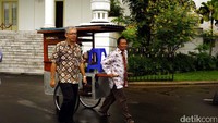 Selain Nurhadi, ada juga dua temannya sesama pedagang kaki lima yang diajak masuk ke dalam Istana dan memasak untuk Presiden Jokowi dan para menterinya.