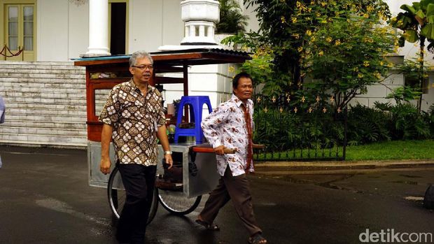 Latif (kemeja putih) menarik geroboknya di Istana Bogor