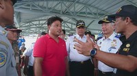 Dalam rapat dengan Komisi V DPR pada Rabu 26 Juli 2017 lalu, Tonny ditanya anggota Komisi V soal praktik pungli. Tonny saat itu mengatakan dirinya sangat komit memerangi pungli. Masalah pungli, Pak, selama saya jadi Dirjen, Pak, saya habisin, Pak! kata Tonny di hadapan anggota Komisi V. (Foto: Tonny saat meninjau kapal ke Pulau Tidung/Ahmad Masaul Khoiri/detikcom)